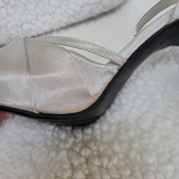 Silver high heels sequin shoes sz 7 1/2 slightly platform - Picture 8 of 8